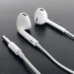 Apple-style wired earphones with inline mic and 3.5mm jack)