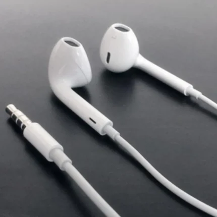 Apple-style wired earphones with inline mic and 3.5mm jack)